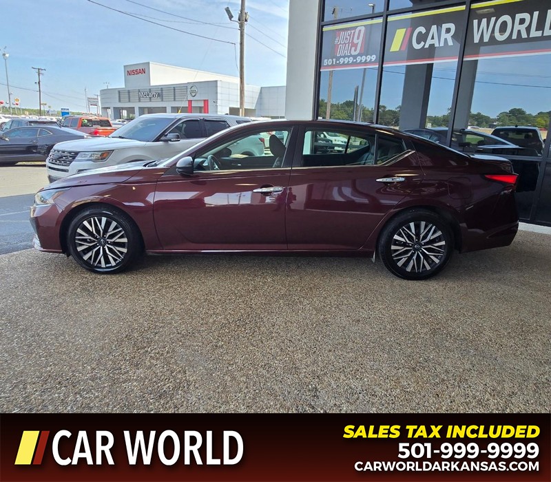 Nissan Altima Vehicle Full-screen Gallery Image 4