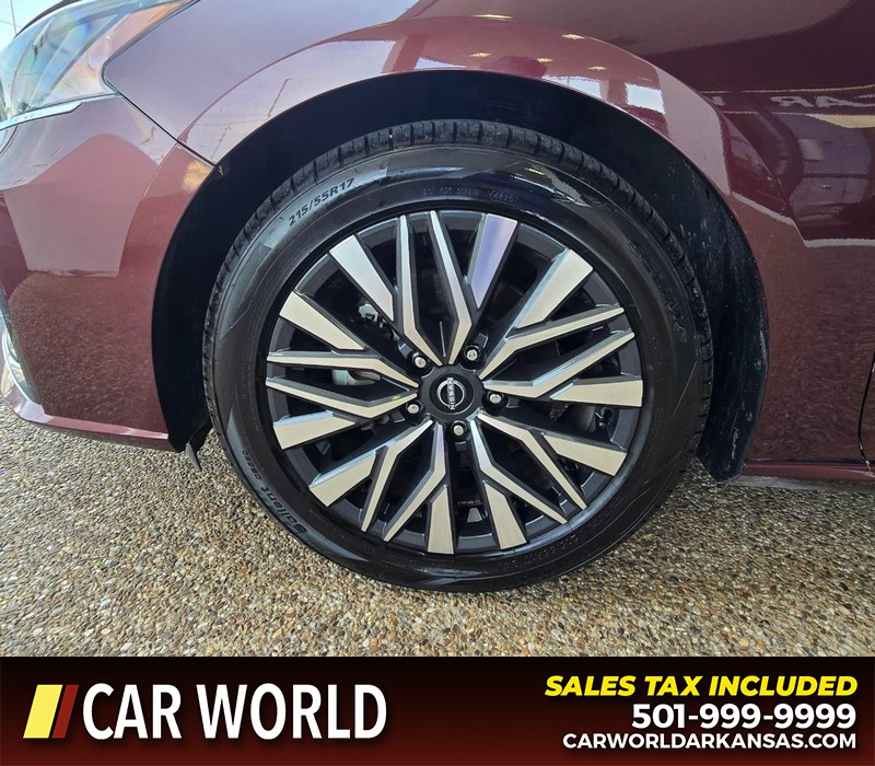 Nissan Altima Vehicle Full-screen Gallery Image 6