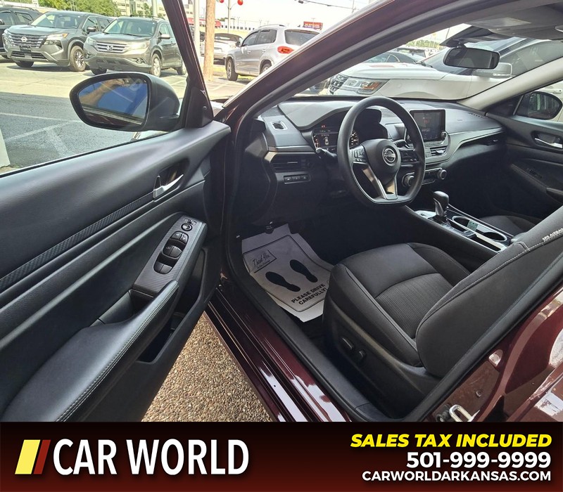 Nissan Altima Vehicle Full-screen Gallery Image 7