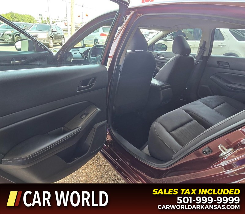 Nissan Altima Vehicle Full-screen Gallery Image 9