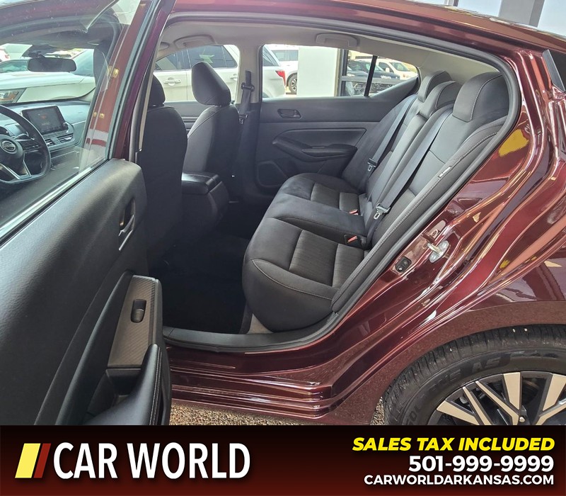 Nissan Altima Vehicle Full-screen Gallery Image 10