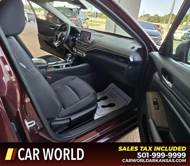 Nissan Altima Vehicle Full-screen Gallery Image 11