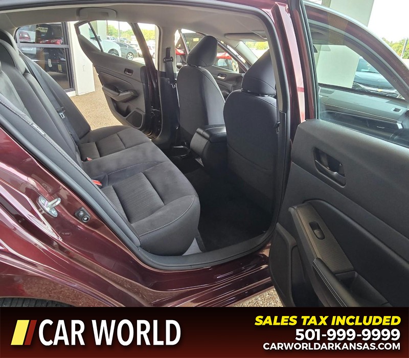 Nissan Altima Vehicle Full-screen Gallery Image 12