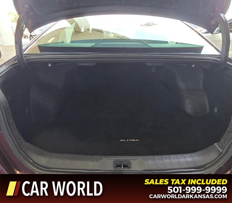 Nissan Altima Vehicle Full-screen Gallery Image 13
