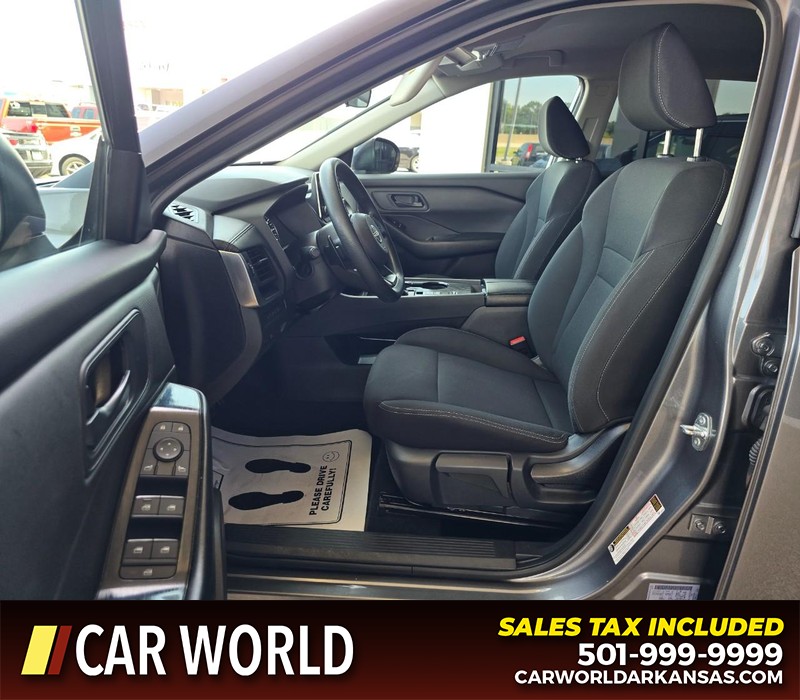 Nissan Rogue Vehicle Full-screen Gallery Image 8