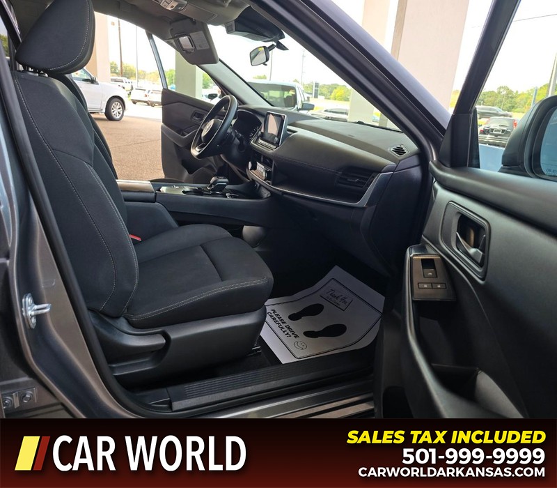 Nissan Rogue Vehicle Full-screen Gallery Image 11