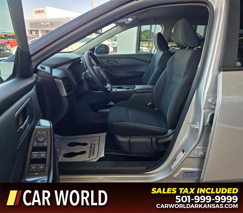 Nissan Rogue Vehicle Full-screen Gallery Image 8