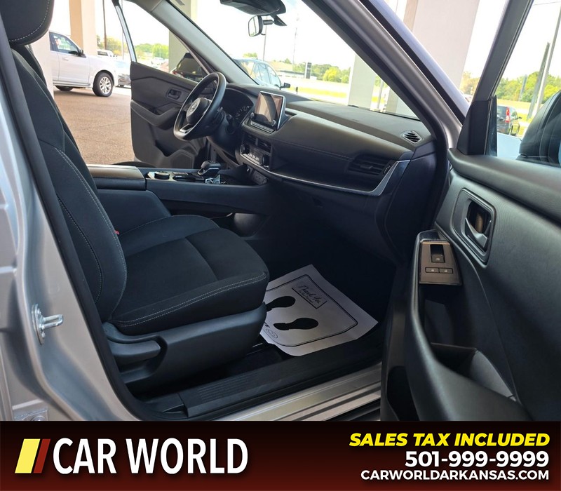 Nissan Rogue Vehicle Full-screen Gallery Image 11