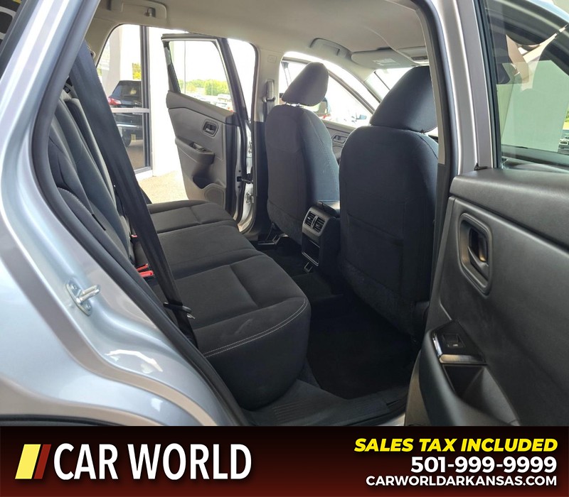 Nissan Rogue Vehicle Full-screen Gallery Image 12