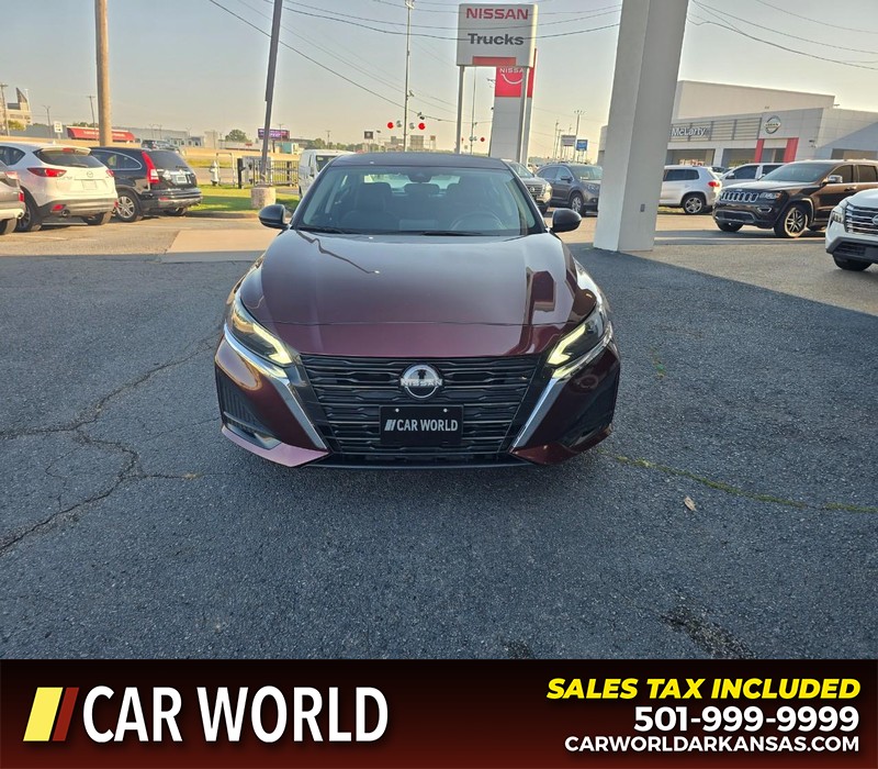 Nissan Altima Vehicle Full-screen Gallery Image 2