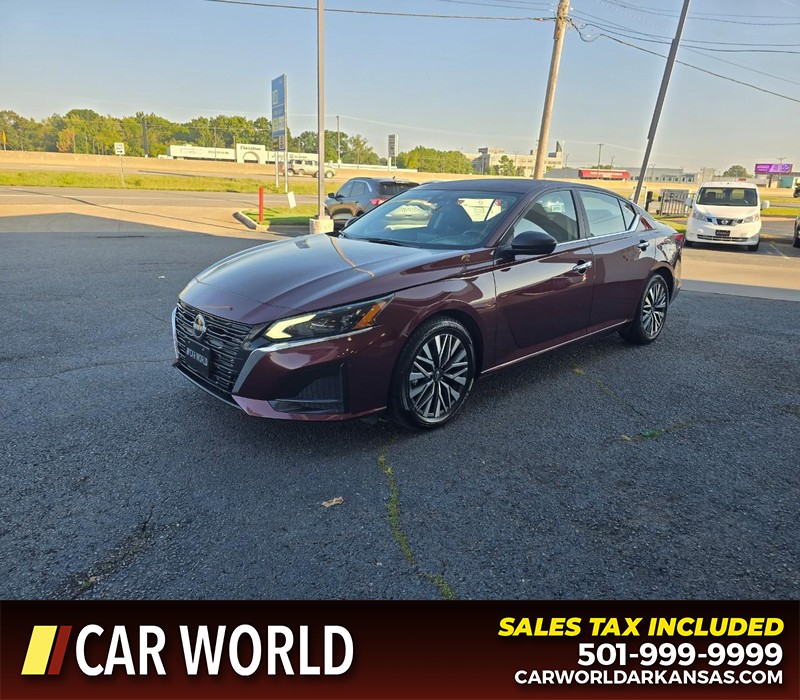 Nissan Altima Vehicle Full-screen Gallery Image 3