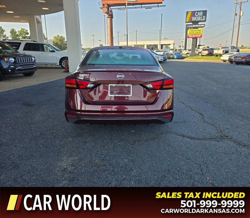 Nissan Altima Vehicle Full-screen Gallery Image 5