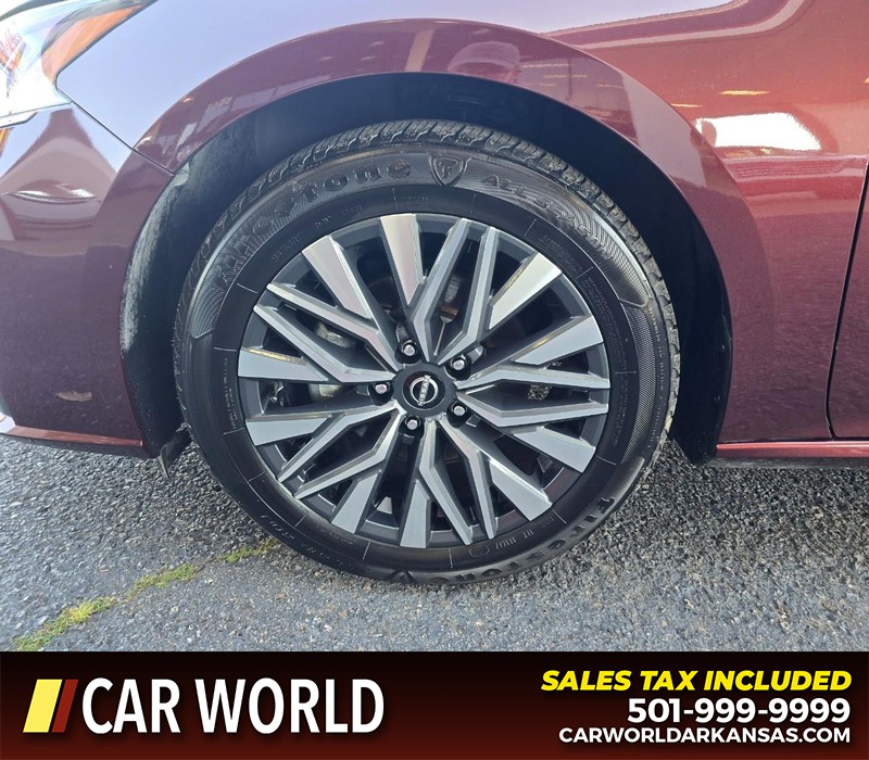 Nissan Altima Vehicle Full-screen Gallery Image 6