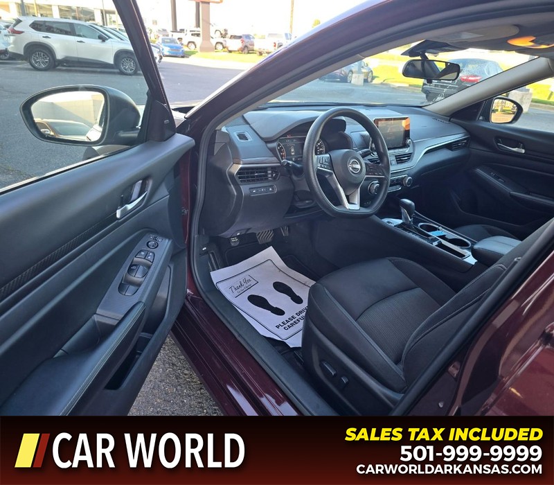 Nissan Altima Vehicle Full-screen Gallery Image 7