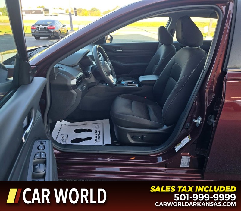 Nissan Altima Vehicle Full-screen Gallery Image 8