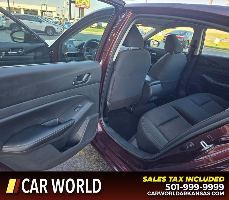 Nissan Altima Vehicle Full-screen Gallery Image 9