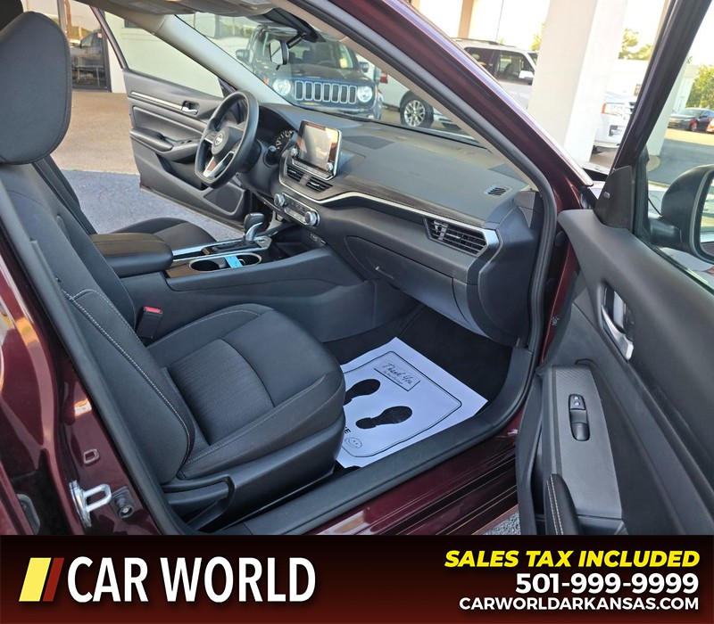 Nissan Altima Vehicle Full-screen Gallery Image 11