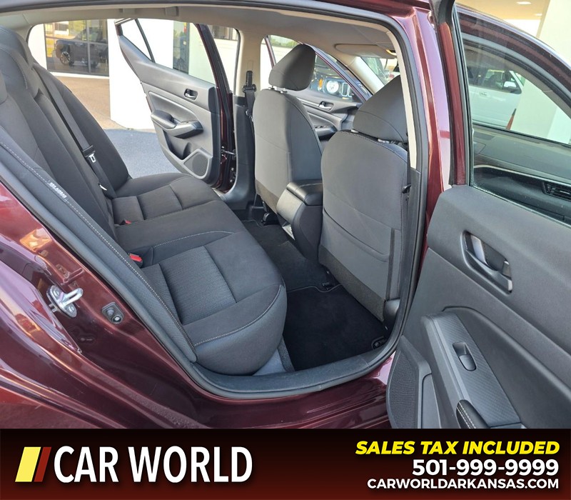 Nissan Altima Vehicle Full-screen Gallery Image 12