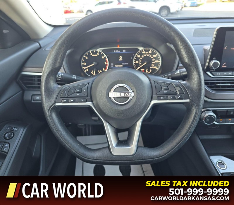 Nissan Altima Vehicle Full-screen Gallery Image 15
