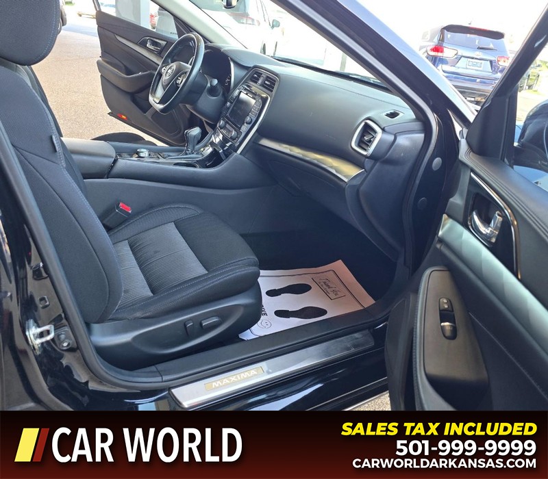 Nissan Maxima Vehicle Full-screen Gallery Image 11