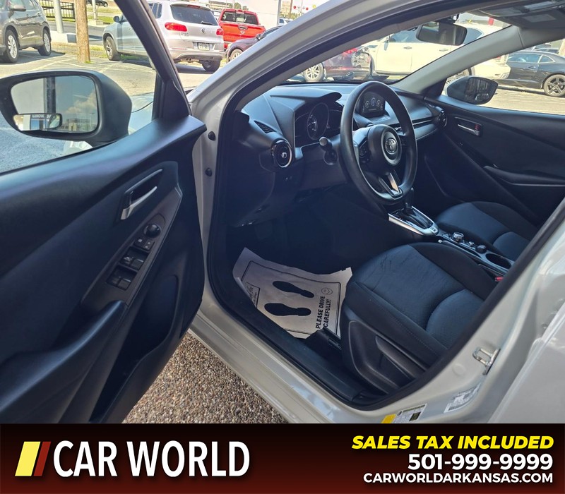 Toyota Yaris Sedan Vehicle Full-screen Gallery Image 7