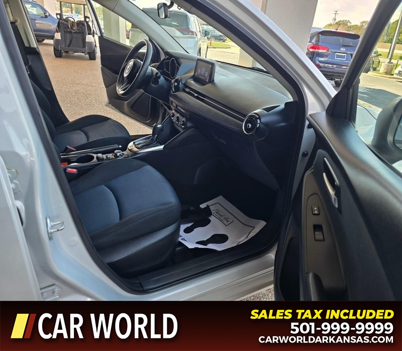 Toyota Yaris Sedan Vehicle Full-screen Gallery Image 11