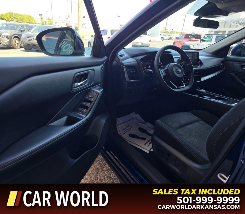 Nissan Rogue Vehicle Full-screen Gallery Image 7