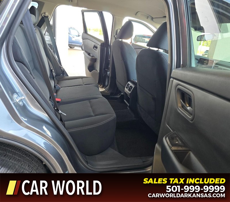 Nissan Rogue Vehicle Full-screen Gallery Image 12