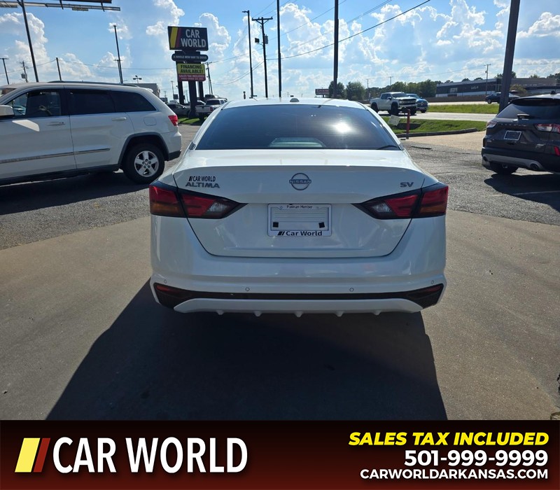 Nissan Altima Vehicle Full-screen Gallery Image 5