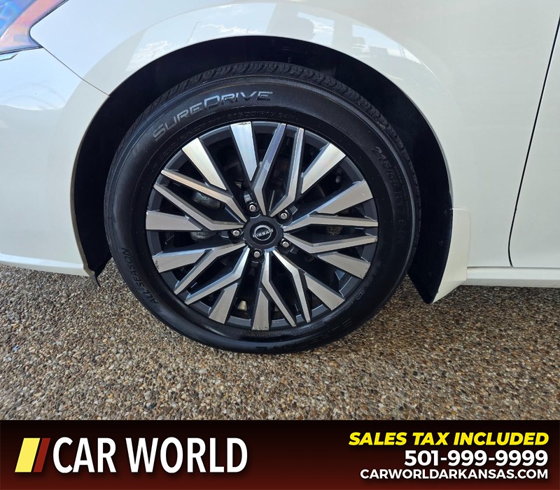 Nissan Altima Vehicle Full-screen Gallery Image 6