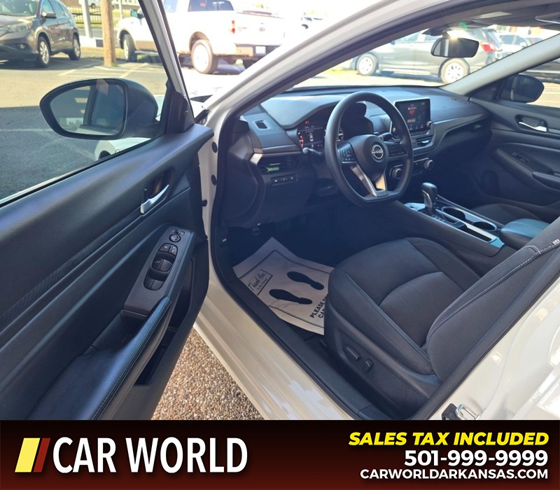 Nissan Altima Vehicle Full-screen Gallery Image 7