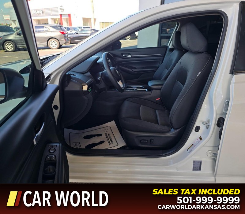 Nissan Altima Vehicle Full-screen Gallery Image 8
