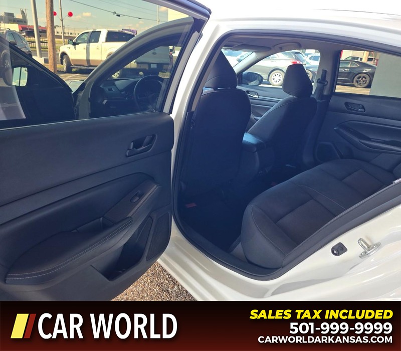 Nissan Altima Vehicle Full-screen Gallery Image 9