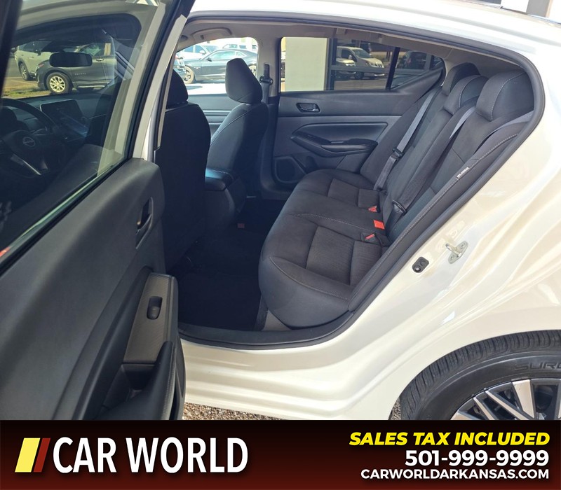Nissan Altima Vehicle Full-screen Gallery Image 10