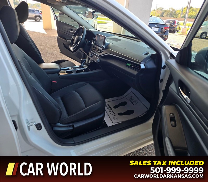 Nissan Altima Vehicle Full-screen Gallery Image 11