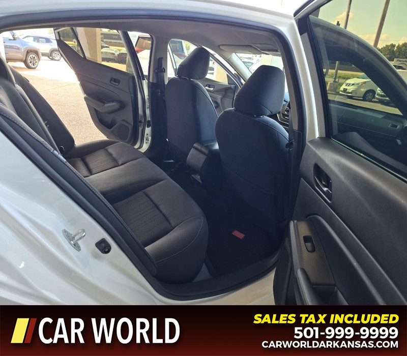 Nissan Altima Vehicle Full-screen Gallery Image 12