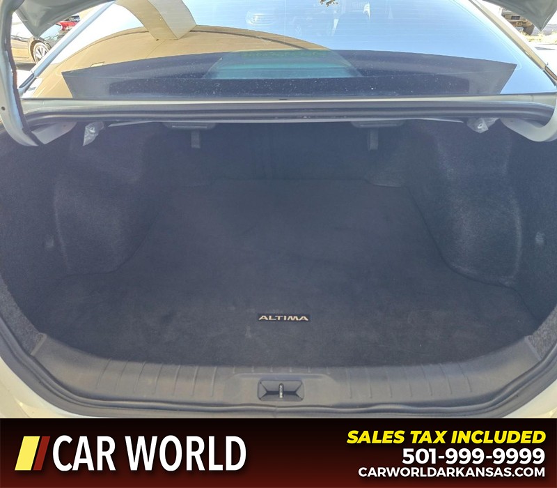 Nissan Altima Vehicle Full-screen Gallery Image 13