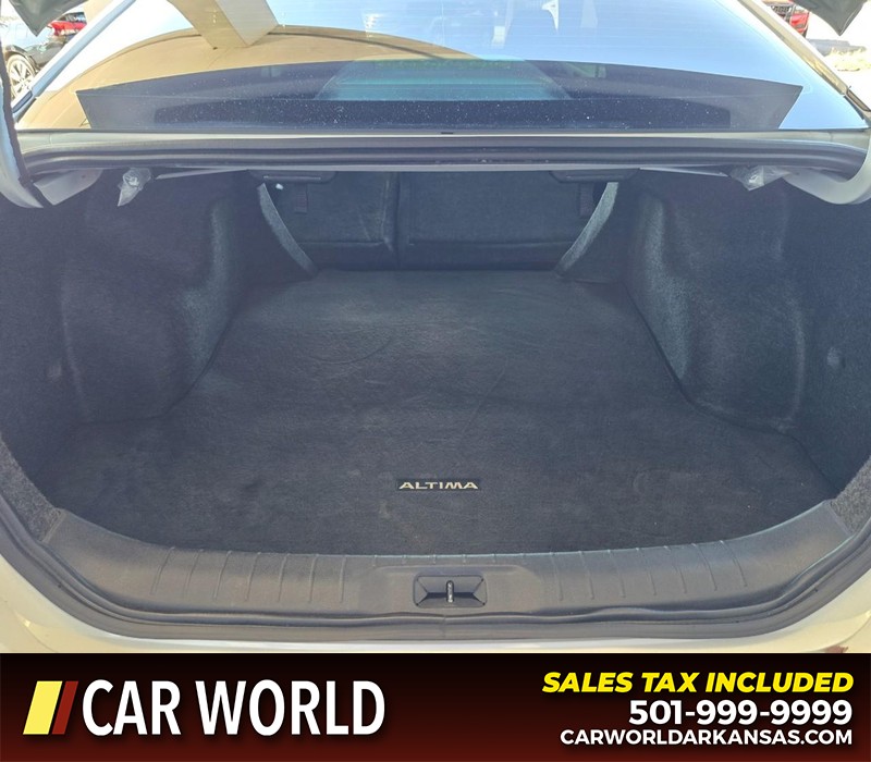 Nissan Altima Vehicle Full-screen Gallery Image 14