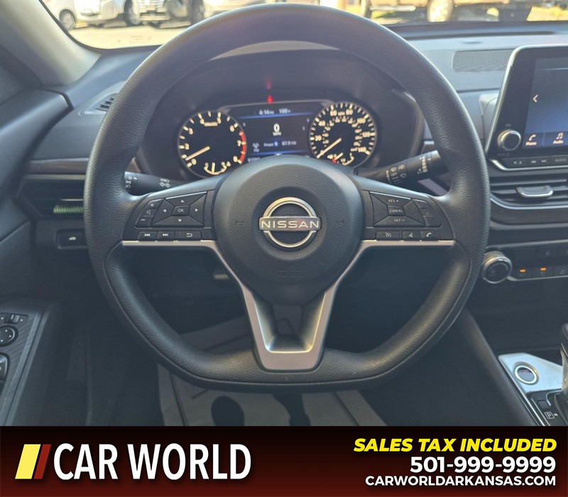 Nissan Altima Vehicle Full-screen Gallery Image 15