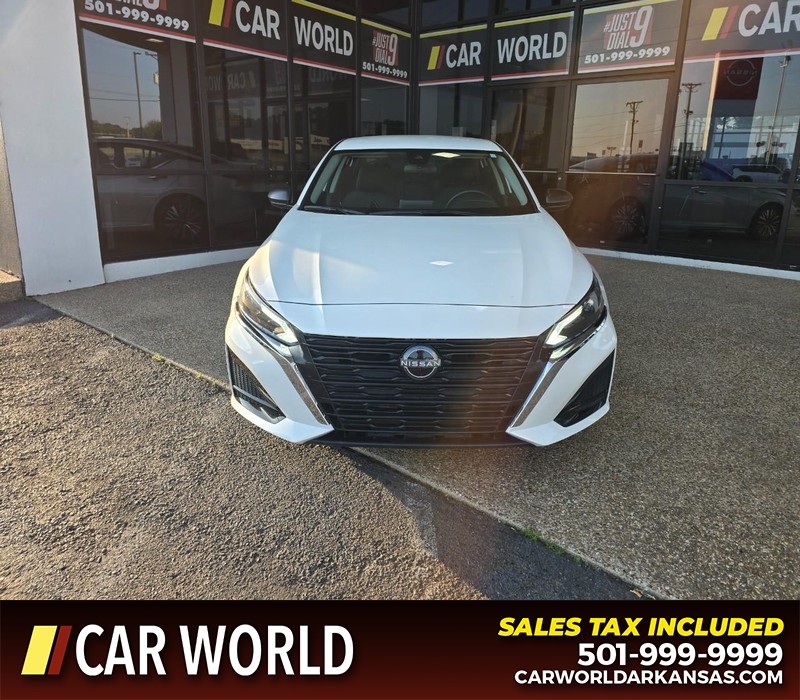 Nissan Altima Vehicle Full-screen Gallery Image 2