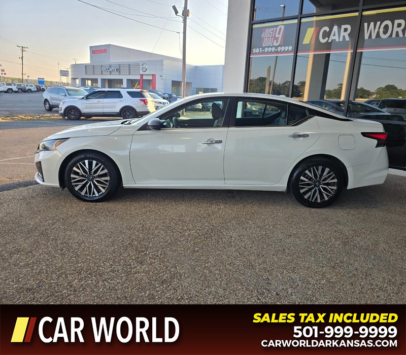 Nissan Altima Vehicle Full-screen Gallery Image 4
