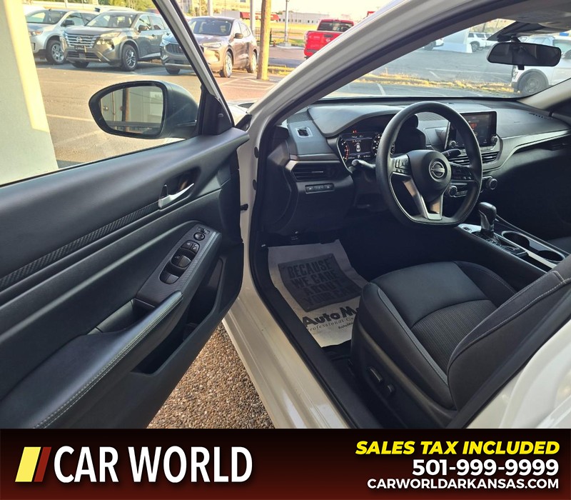 Nissan Altima Vehicle Full-screen Gallery Image 7