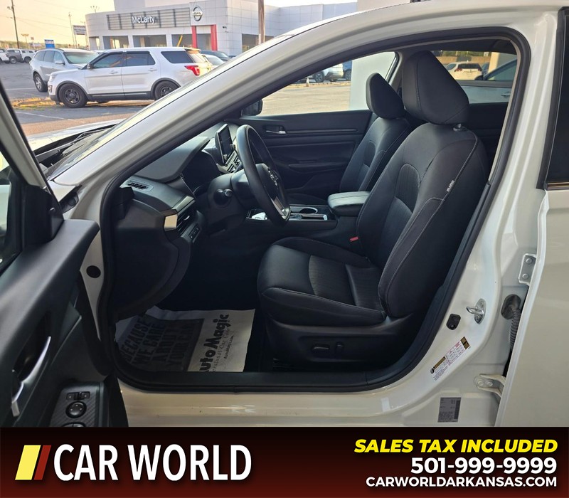 Nissan Altima Vehicle Full-screen Gallery Image 8