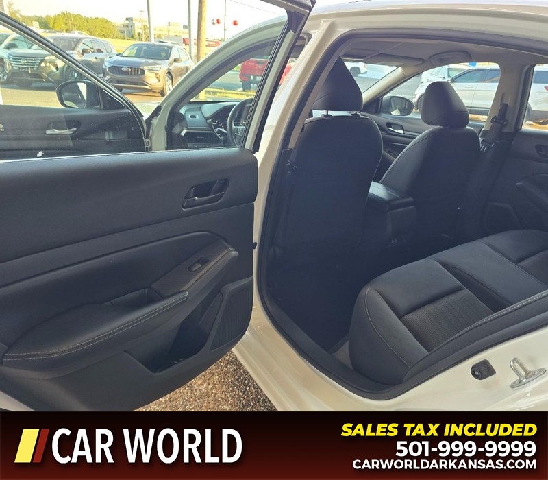 Nissan Altima Vehicle Full-screen Gallery Image 9