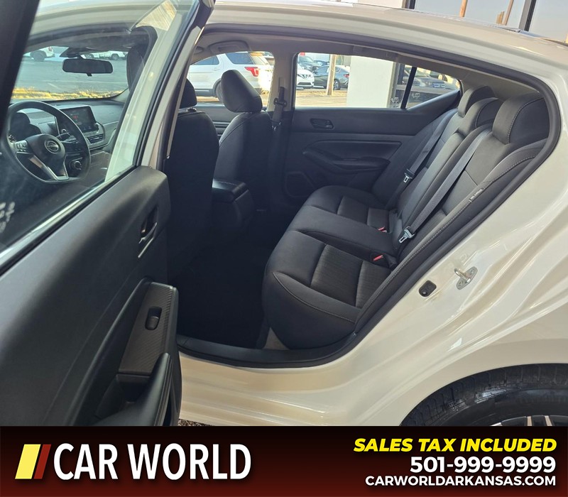 Nissan Altima Vehicle Full-screen Gallery Image 10