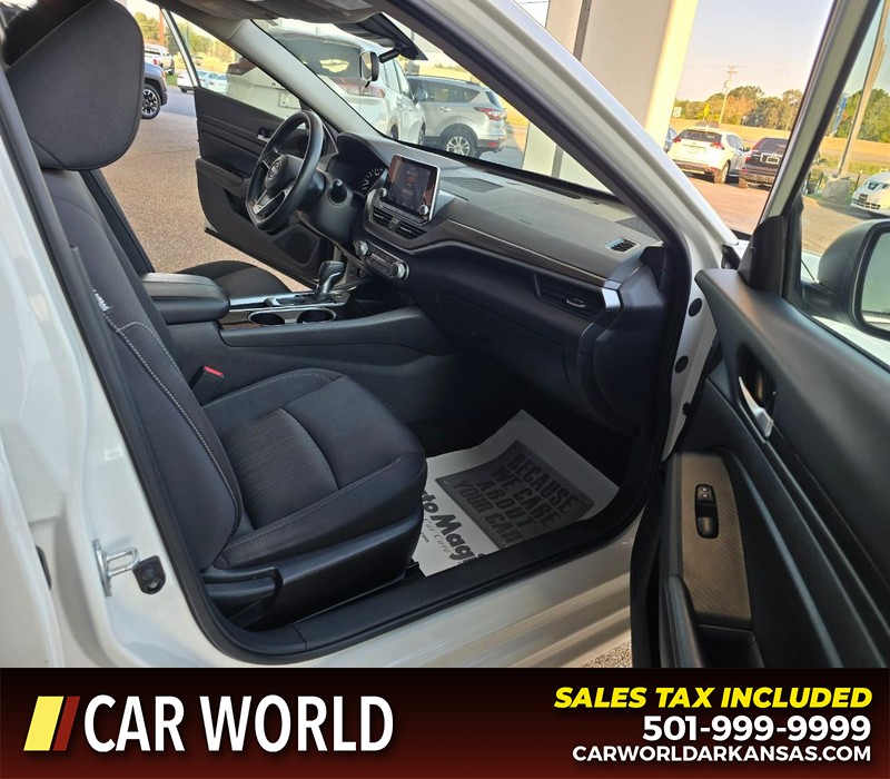 Nissan Altima Vehicle Full-screen Gallery Image 11