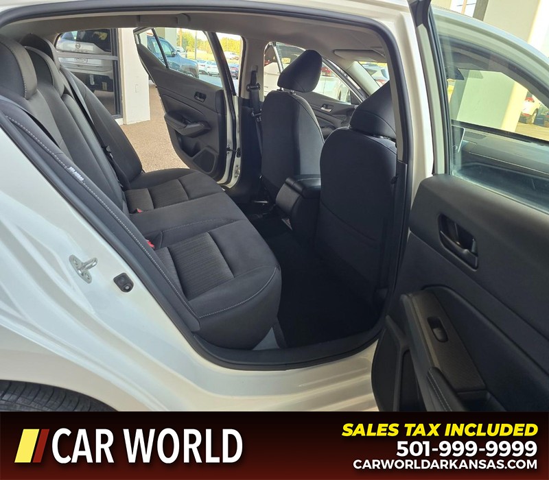 Nissan Altima Vehicle Full-screen Gallery Image 12