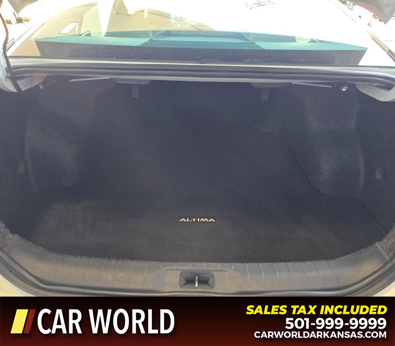 Nissan Altima Vehicle Full-screen Gallery Image 13