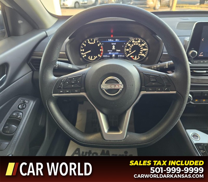 Nissan Altima Vehicle Full-screen Gallery Image 15
