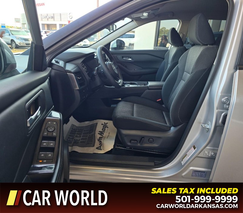 Nissan Rogue Vehicle Full-screen Gallery Image 8